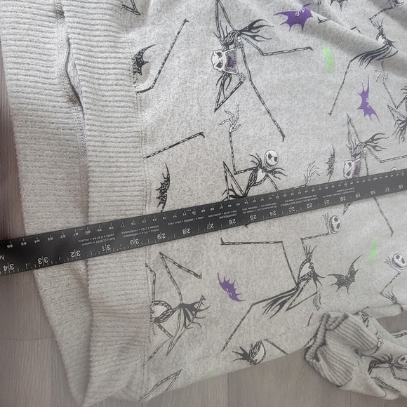Disney Jack Skellington Gray XL Top Oversize Soft Nightmare Before Christmas - Picture 4 of 11